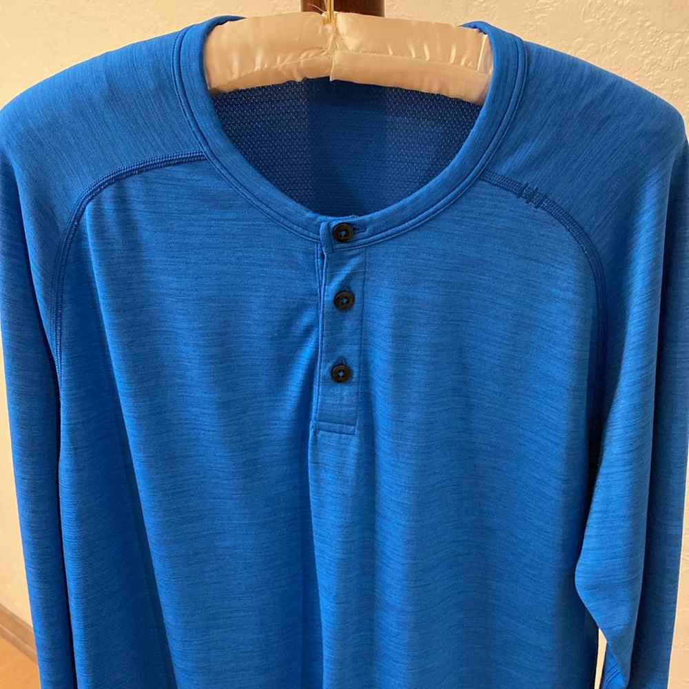 Men’s Lululemon 3 button Henley.